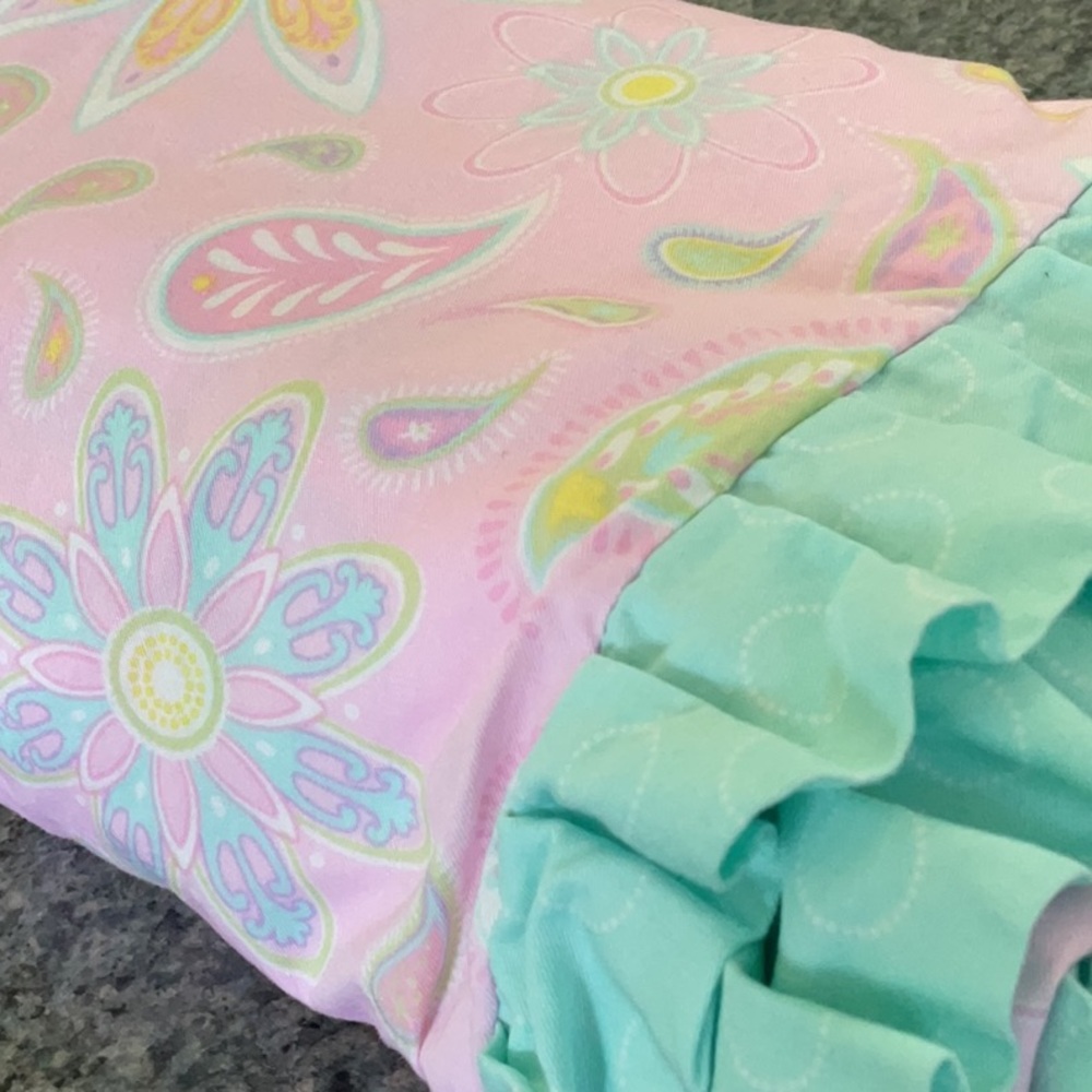 🌸 Beddy’s 2 ruffled pillowcases. 100% cotton.